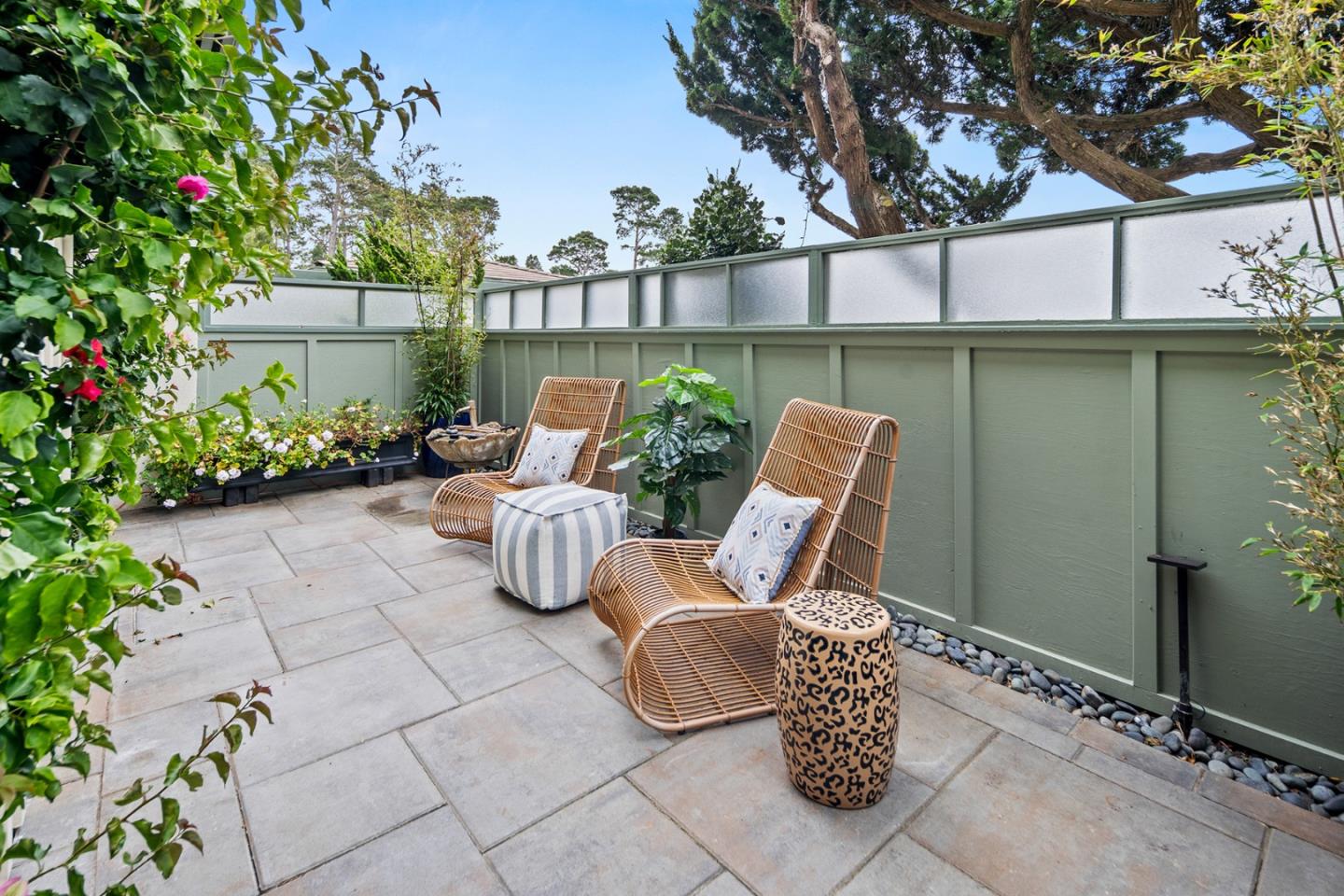 Detail Gallery Image 9 of 43 For 95 High Meadow Ln, Carmel,  CA 93923 - 2 Beds | 2/1 Baths