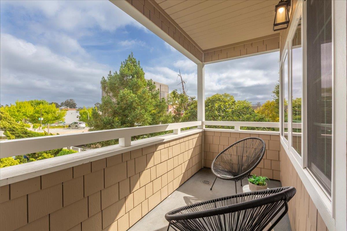 Detail Gallery Image 11 of 34 For 1233 Bellevue Ave #8,  Burlingame,  CA 94010 - 2 Beds | 2/1 Baths