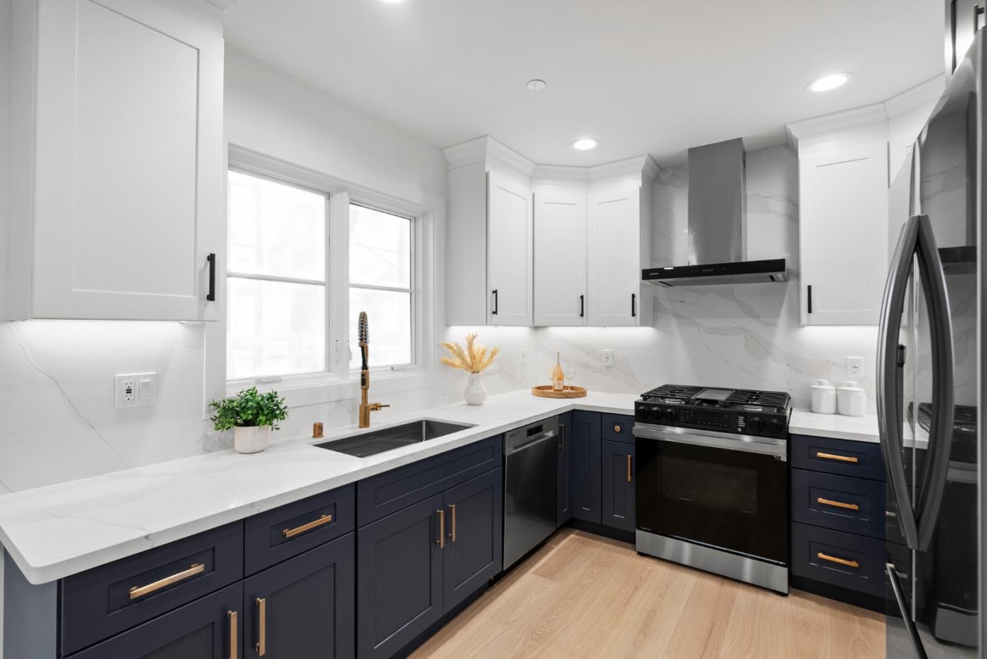 Detail Gallery Image 4 of 10 For 560 El Camino Real #204,  San Carlos,  CA 94070 - 2 Beds | 2 Baths