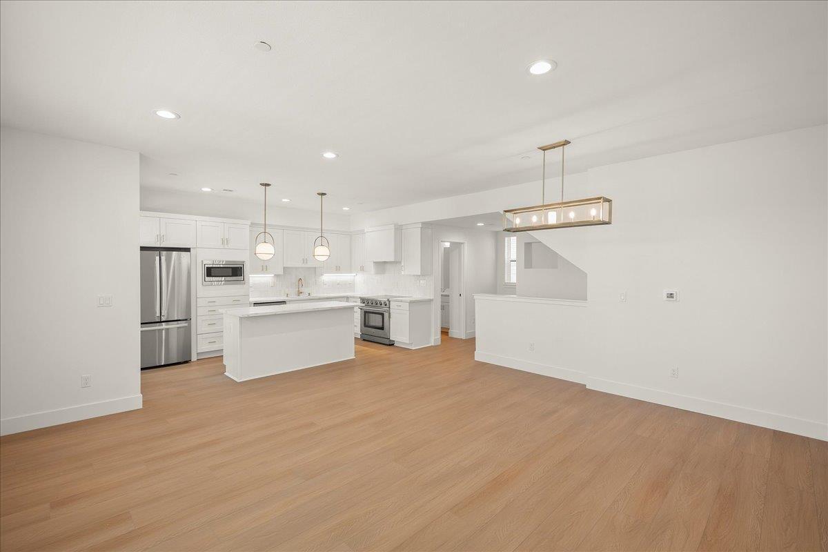 Detail Gallery Image 8 of 31 For 224 Carroll St #5,  Sunnyvale,  CA 94086 - 3 Beds | 2/1 Baths