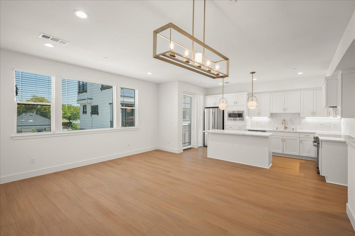 Detail Gallery Image 9 of 31 For 224 Carroll St #5,  Sunnyvale,  CA 94086 - 3 Beds | 2/1 Baths