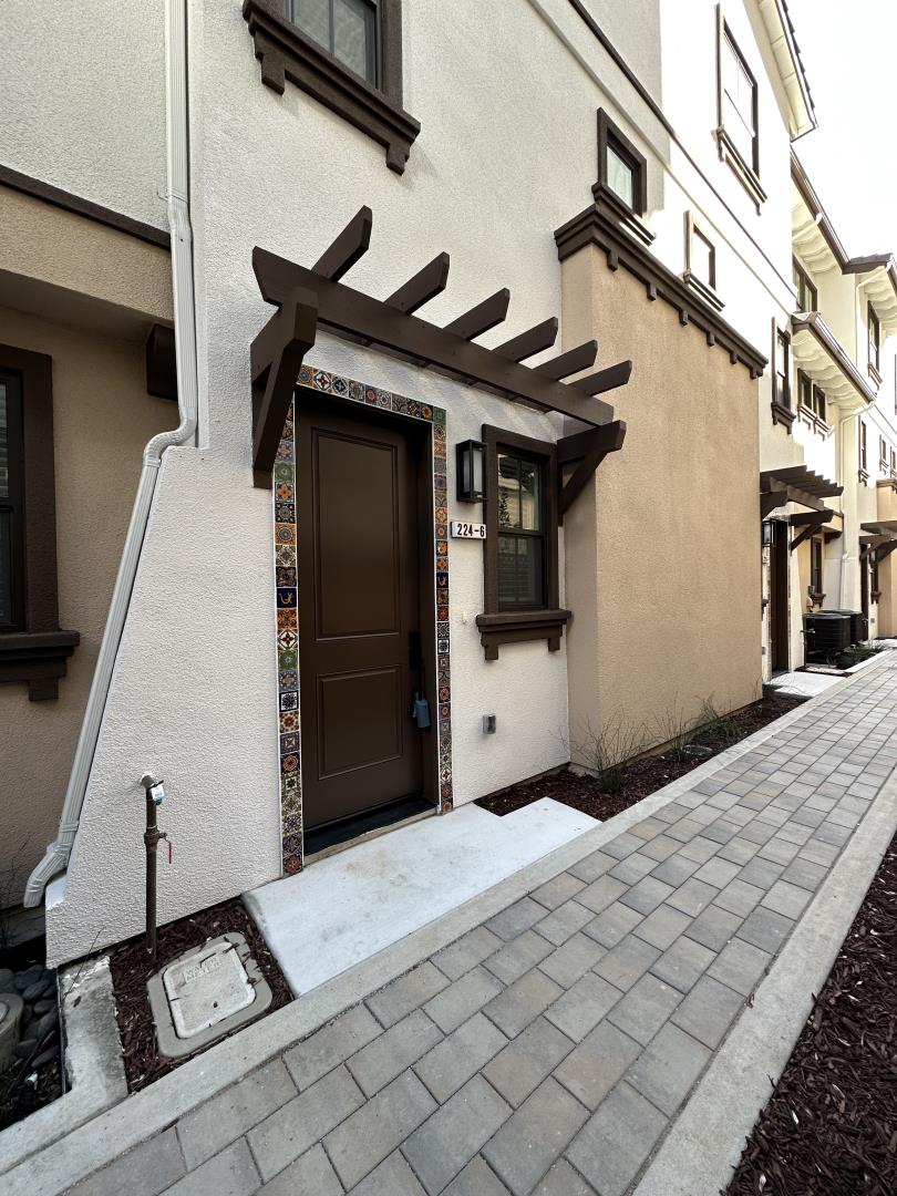 Detail Gallery Image 1 of 6 For 224 Carroll St #6,  Sunnyvale,  CA 94086 - 3 Beds | 2/1 Baths