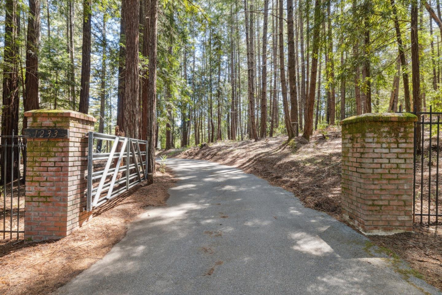 Detail Gallery Image 2 of 100 For 1233 Hillcrest Dr, Felton,  CA 95018 - 3 Beds | 3 Baths