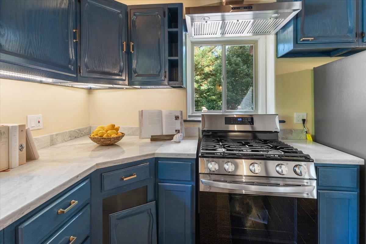 Detail Gallery Image 10 of 54 For 211 Hidden Ln, Santa Cruz,  CA 95060 - 3 Beds | 3 Baths