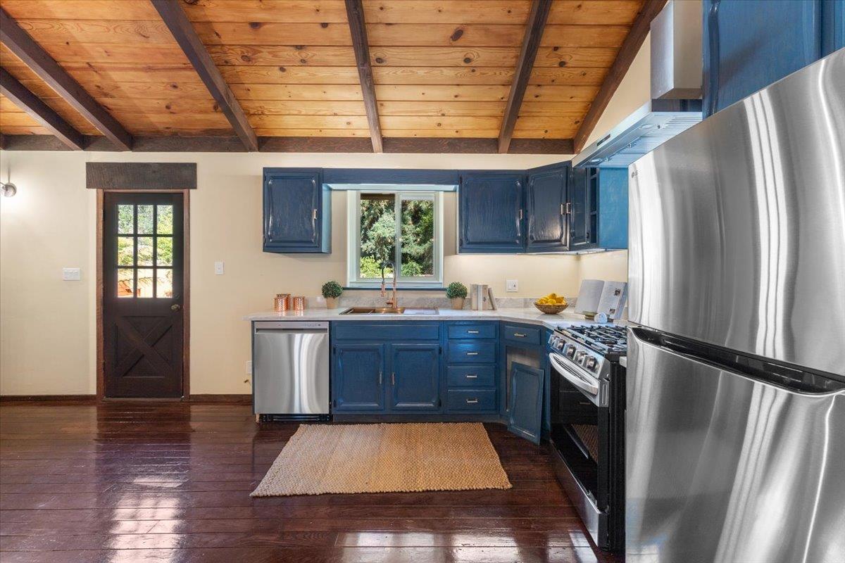 Detail Gallery Image 12 of 54 For 211 Hidden Ln, Santa Cruz,  CA 95060 - 3 Beds | 3 Baths