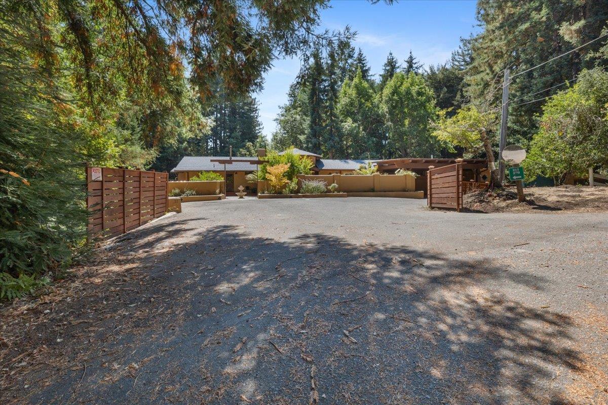 Detail Gallery Image 3 of 54 For 211 Hidden Ln, Santa Cruz,  CA 95060 - 3 Beds | 3 Baths