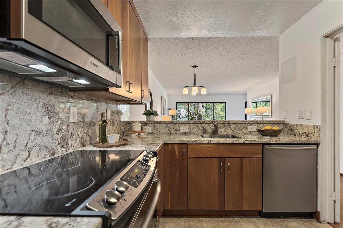 Detail Gallery Image 2 of 24 For 2140 Santa Cruz Ave #B104,  Menlo Park,  CA 94025 - 1 Beds | 1 Baths