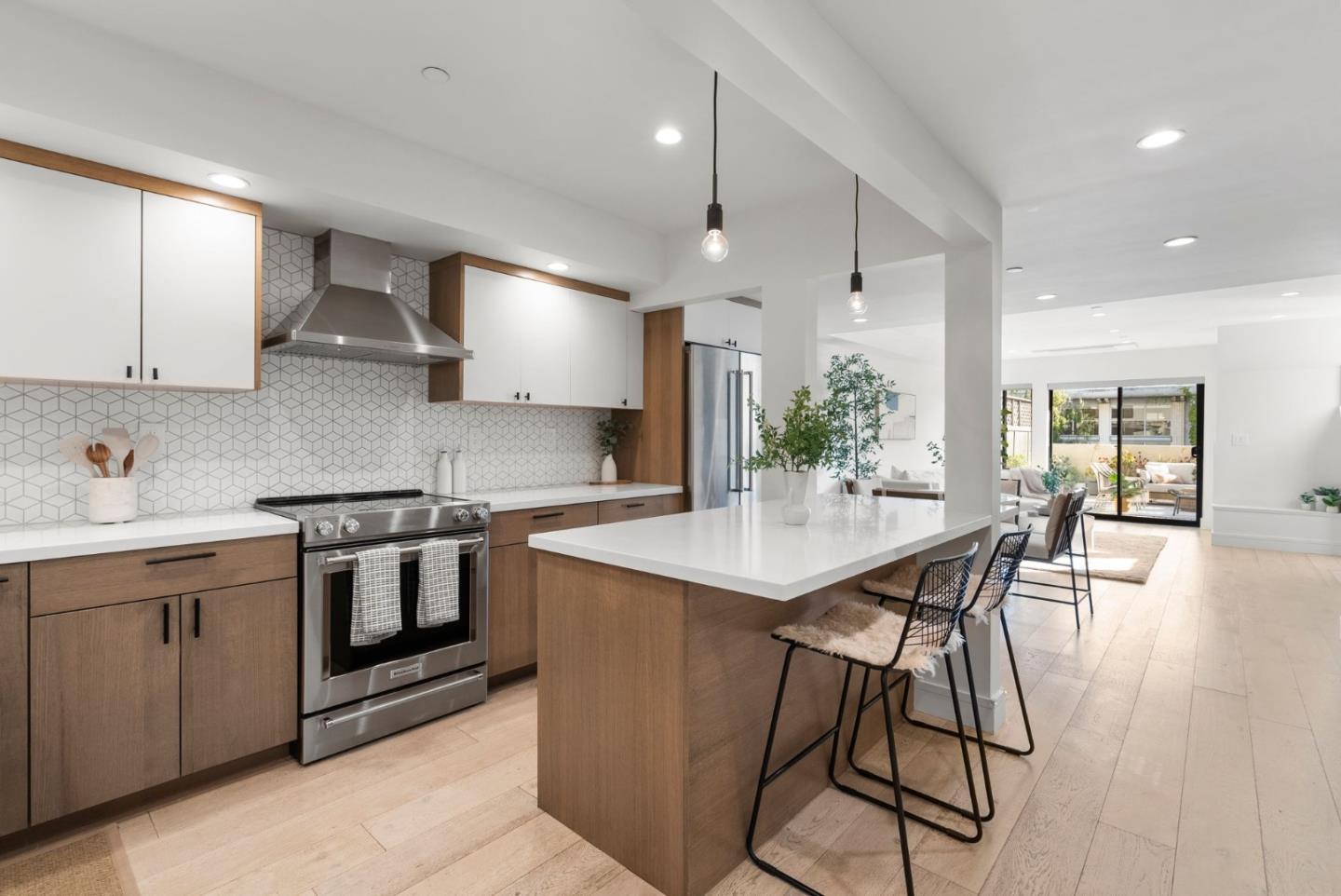 Detail Gallery Image 2 of 26 For 685 High St 2b,  Palo Alto,  CA 94301 - 2 Beds | 2/1 Baths