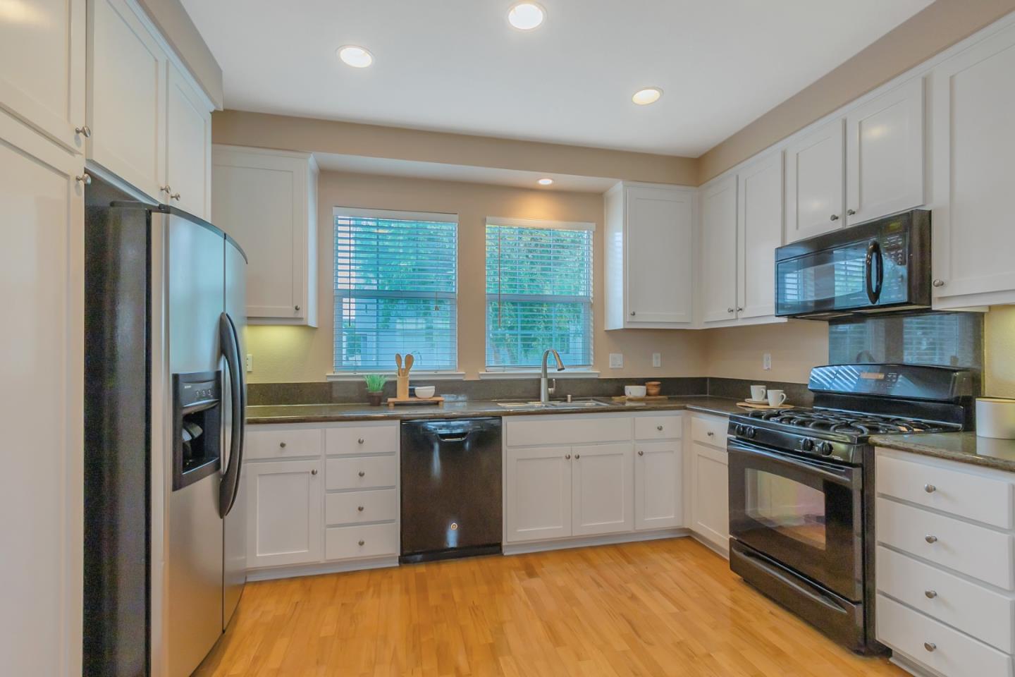 Detail Gallery Image 10 of 41 For 1127 Lund Ter, Sunnyvale,  CA 94089 - 2 Beds | 2/1 Baths