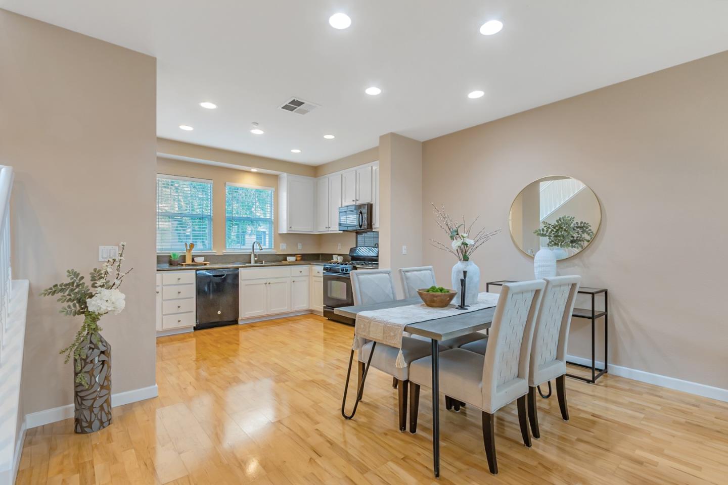 Detail Gallery Image 11 of 41 For 1127 Lund Ter, Sunnyvale,  CA 94089 - 2 Beds | 2/1 Baths