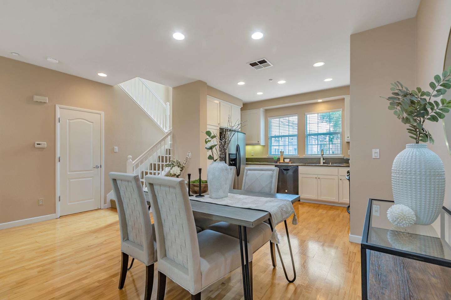 Detail Gallery Image 12 of 41 For 1127 Lund Ter, Sunnyvale,  CA 94089 - 2 Beds | 2/1 Baths