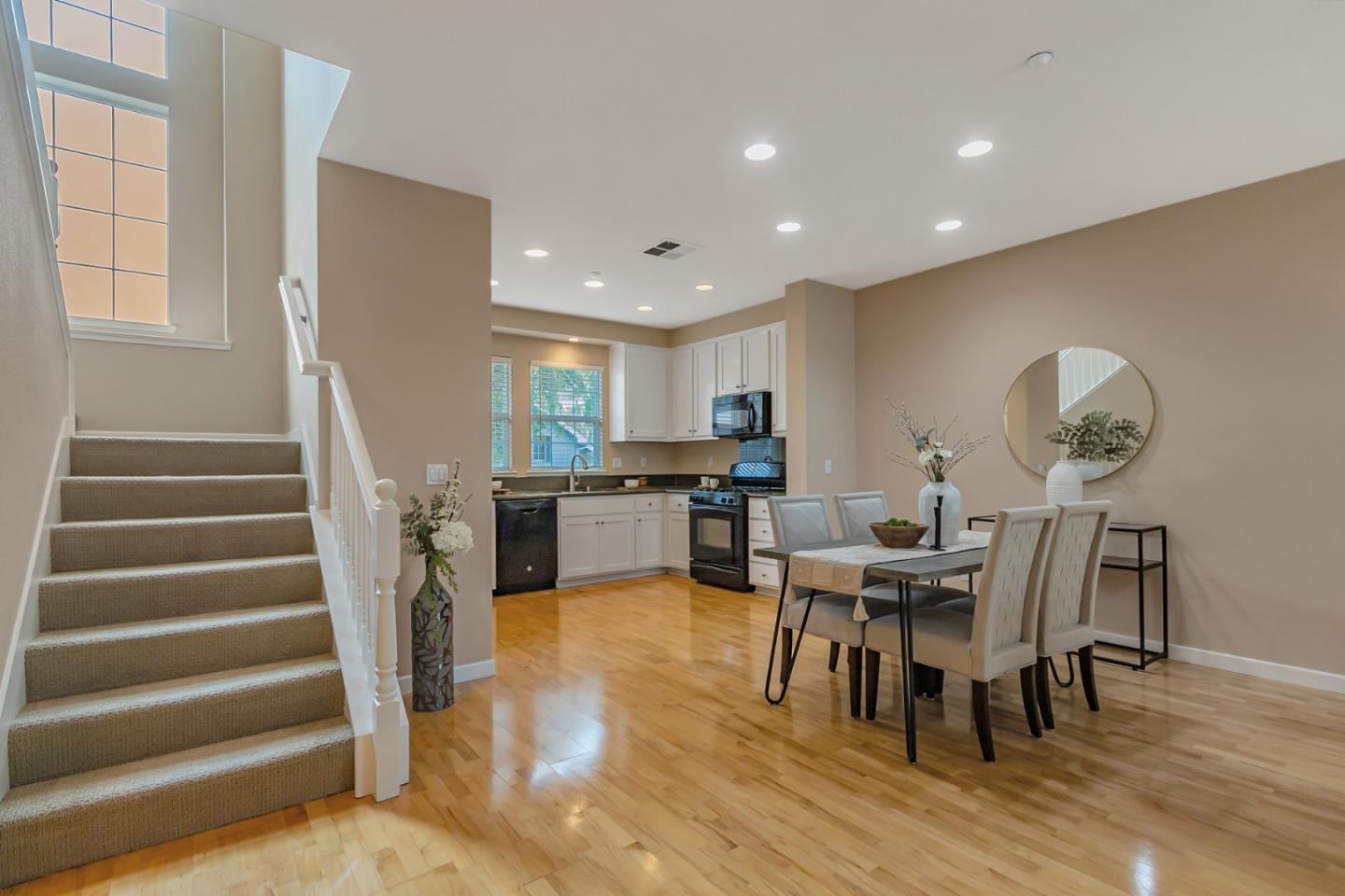 Detail Gallery Image 19 of 41 For 1127 Lund Ter, Sunnyvale,  CA 94089 - 2 Beds | 2/1 Baths