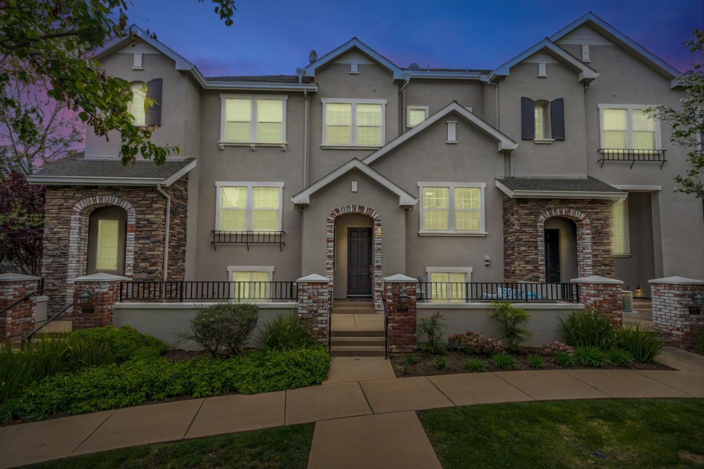 Detail Gallery Image 2 of 41 For 1127 Lund Ter, Sunnyvale,  CA 94089 - 2 Beds | 2/1 Baths