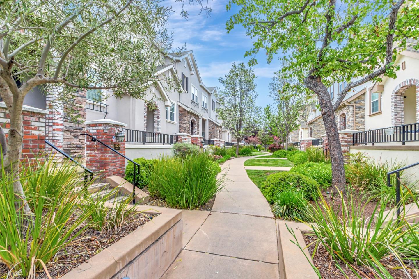 Detail Gallery Image 3 of 41 For 1127 Lund Ter, Sunnyvale,  CA 94089 - 2 Beds | 2/1 Baths