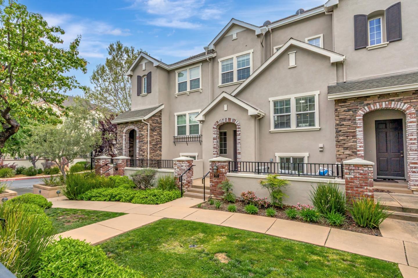 Detail Gallery Image 4 of 41 For 1127 Lund Ter, Sunnyvale,  CA 94089 - 2 Beds | 2/1 Baths
