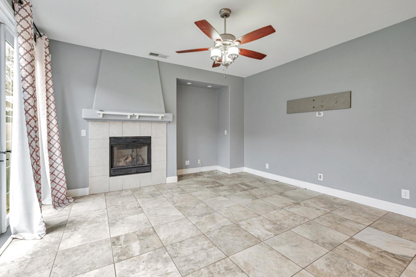 Detail Gallery Image 10 of 63 For 2163 Prato Ct, Los Banos,  CA 93635 - 5 Beds | 2/1 Baths