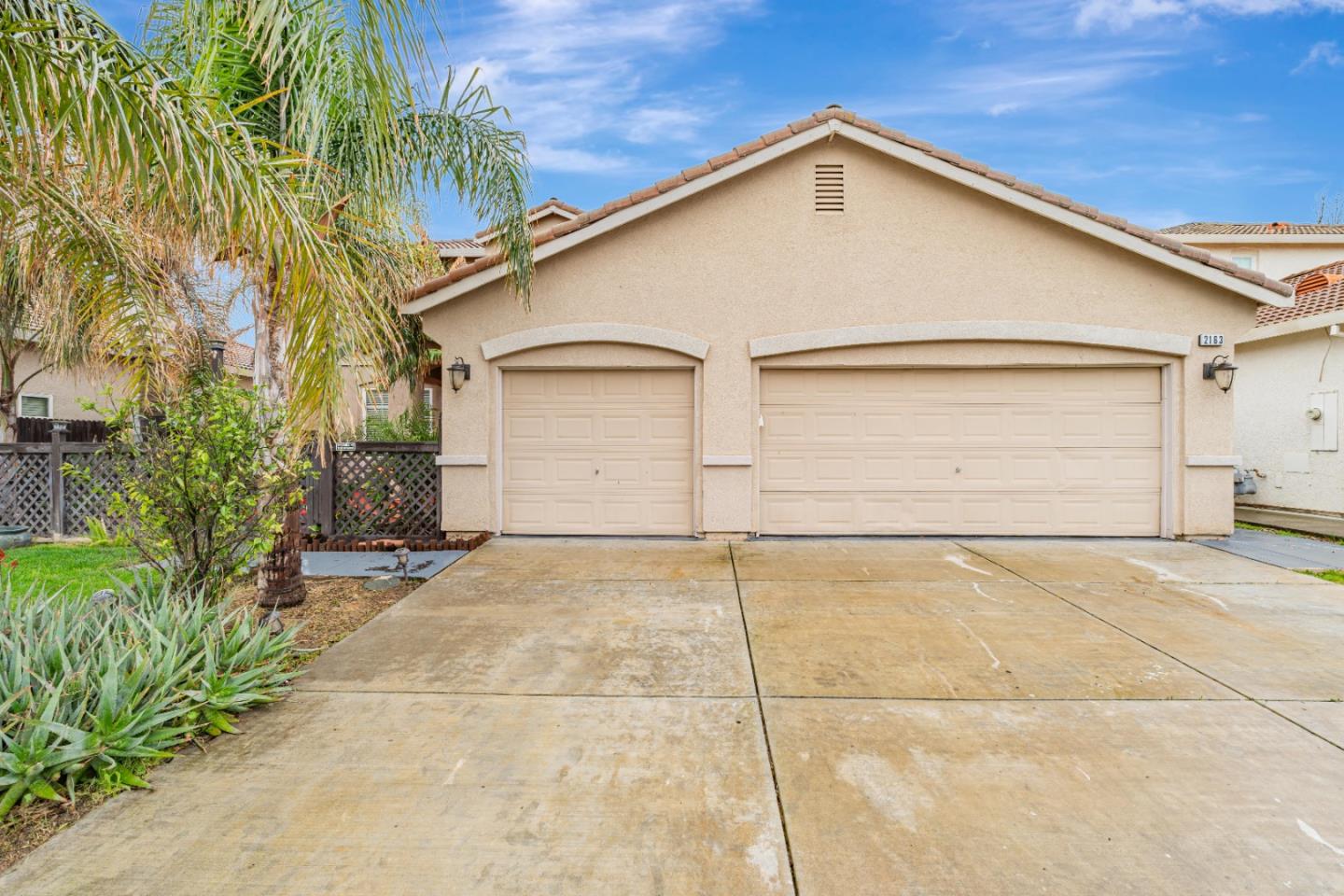 Detail Gallery Image 2 of 63 For 2163 Prato Ct, Los Banos,  CA 93635 - 5 Beds | 2/1 Baths