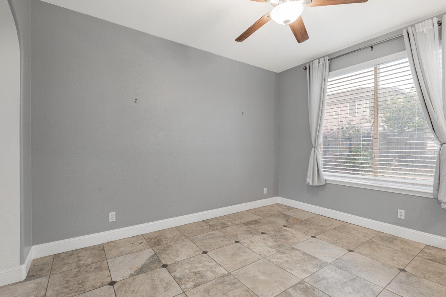 Detail Gallery Image 23 of 63 For 2163 Prato Ct, Los Banos,  CA 93635 - 5 Beds | 2/1 Baths