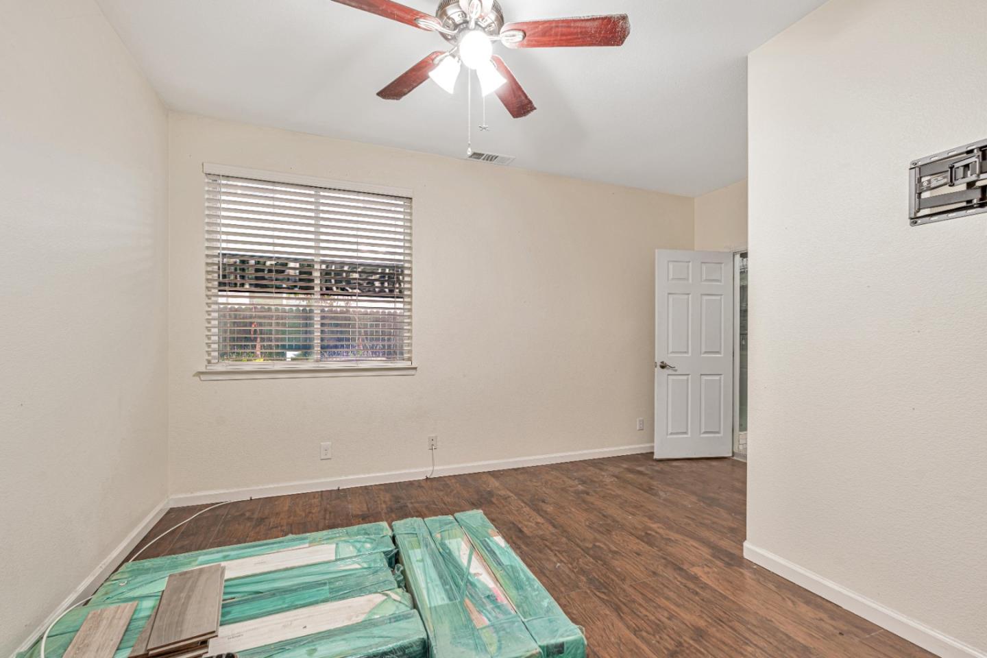 Detail Gallery Image 25 of 63 For 2163 Prato Ct, Los Banos,  CA 93635 - 5 Beds | 2/1 Baths