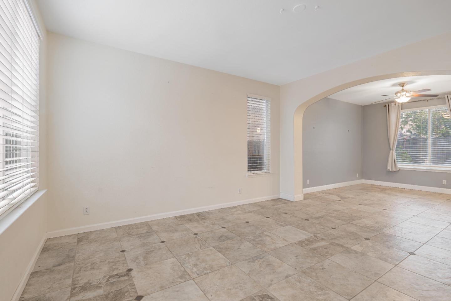 Detail Gallery Image 6 of 63 For 2163 Prato Ct, Los Banos,  CA 93635 - 5 Beds | 2/1 Baths