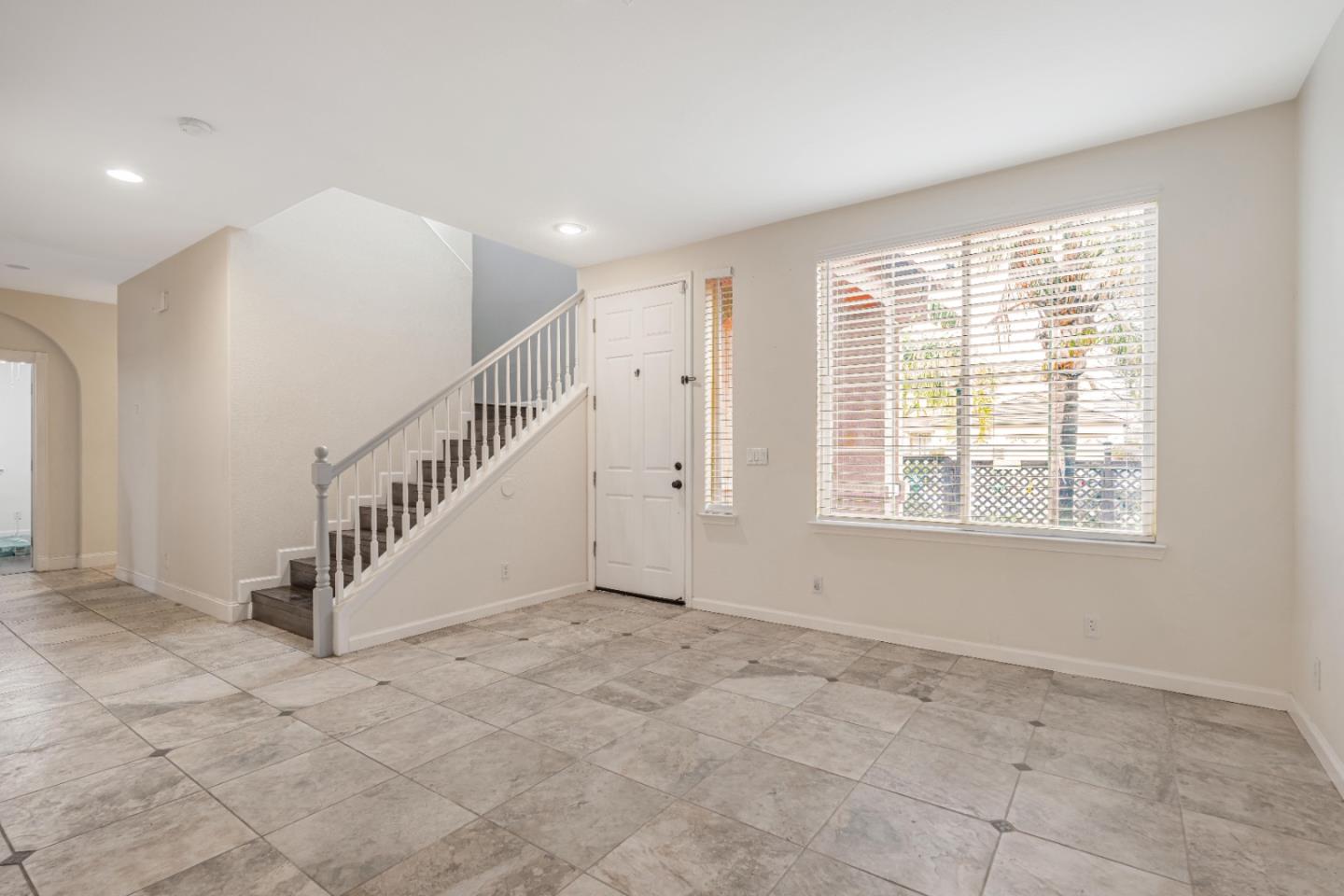 Detail Gallery Image 8 of 63 For 2163 Prato Ct, Los Banos,  CA 93635 - 5 Beds | 2/1 Baths