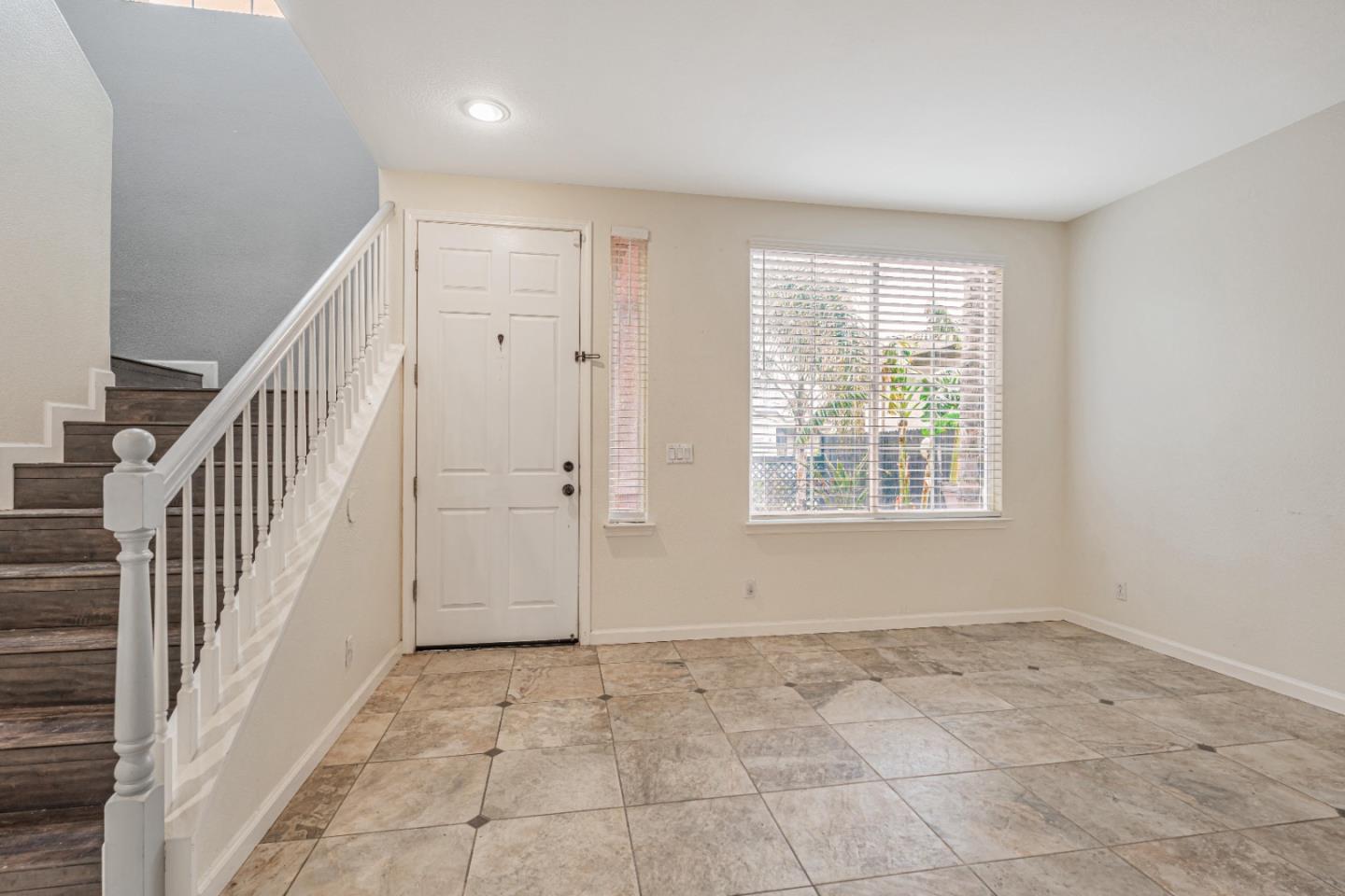 Detail Gallery Image 9 of 63 For 2163 Prato Ct, Los Banos,  CA 93635 - 5 Beds | 2/1 Baths