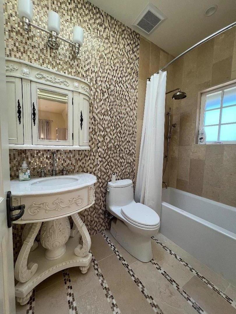 Detail Gallery Image 14 of 25 For 145 Hillside Ave, Menlo Park,  CA 94025 - 5 Beds | 5 Baths