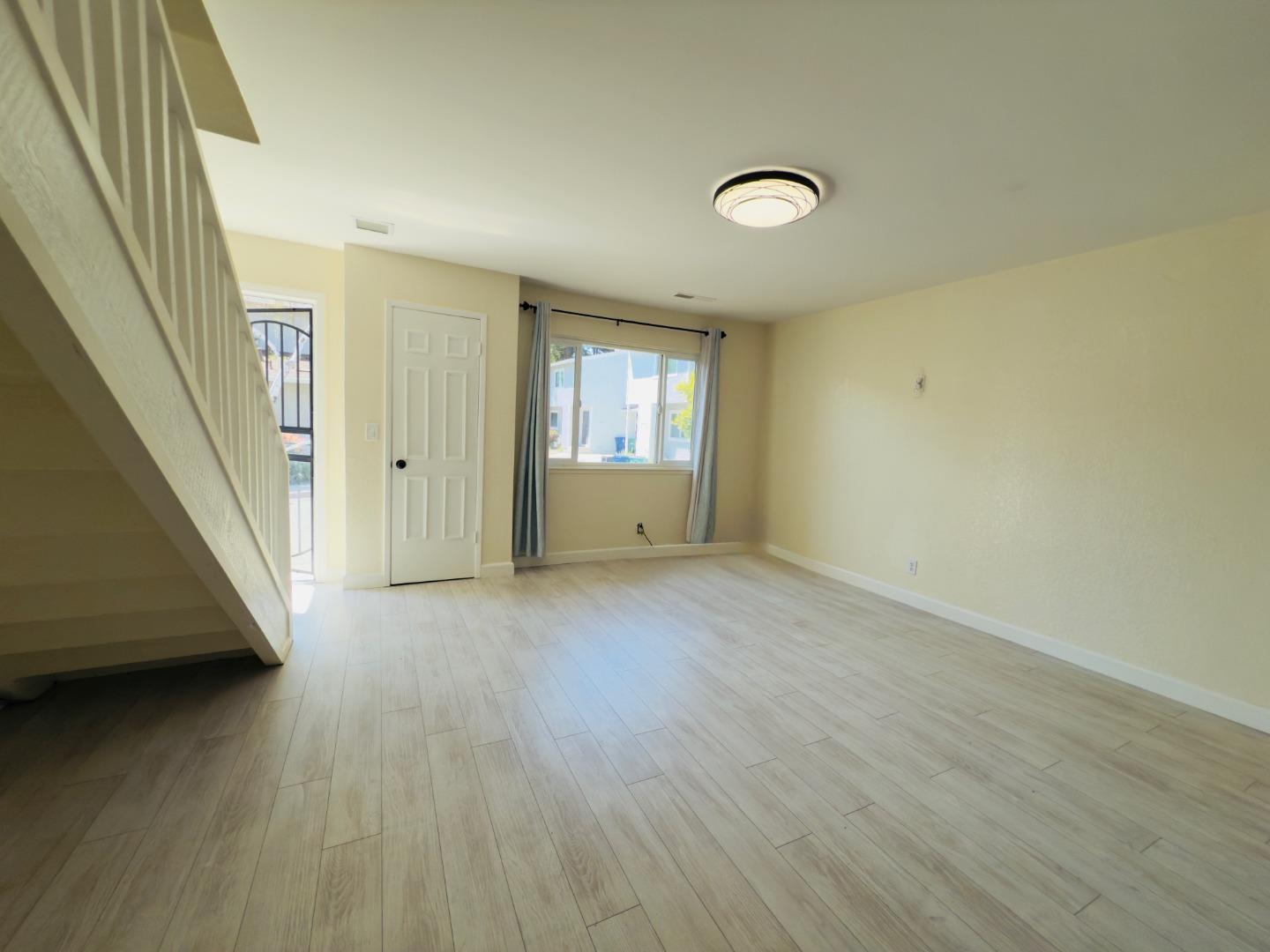 Detail Gallery Image 4 of 20 For 631 Foster Ct #3,  Hayward,  CA 94544 - 3 Beds | 1/1 Baths