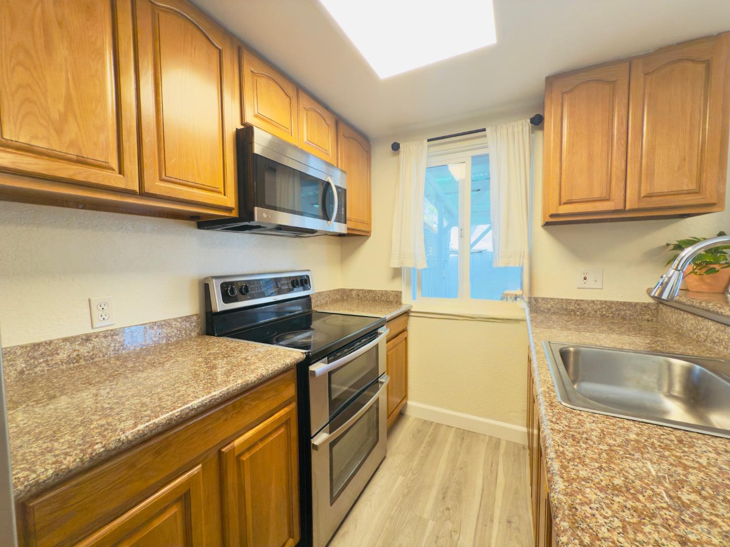 Detail Gallery Image 5 of 20 For 631 Foster Ct #3,  Hayward,  CA 94544 - 3 Beds | 1/1 Baths
