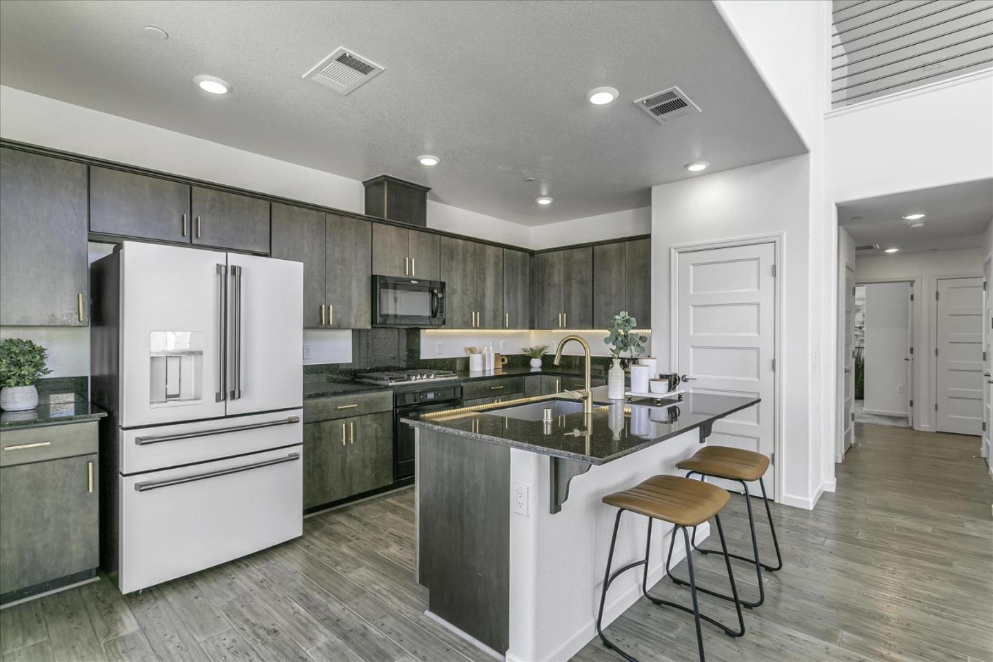Detail Gallery Image 9 of 32 For 202 Agustin Narvaez St #2,  San Jose,  CA 95136 - 2 Beds | 2 Baths