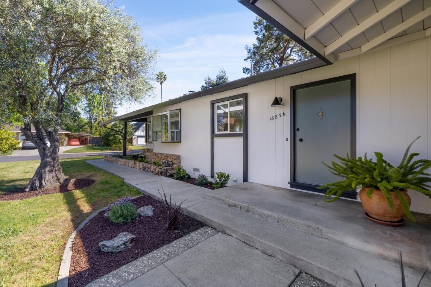 Detail Gallery Image 3 of 25 For 18836 Westview Dr, Saratoga,  CA 95070 - 4 Beds | 2/1 Baths