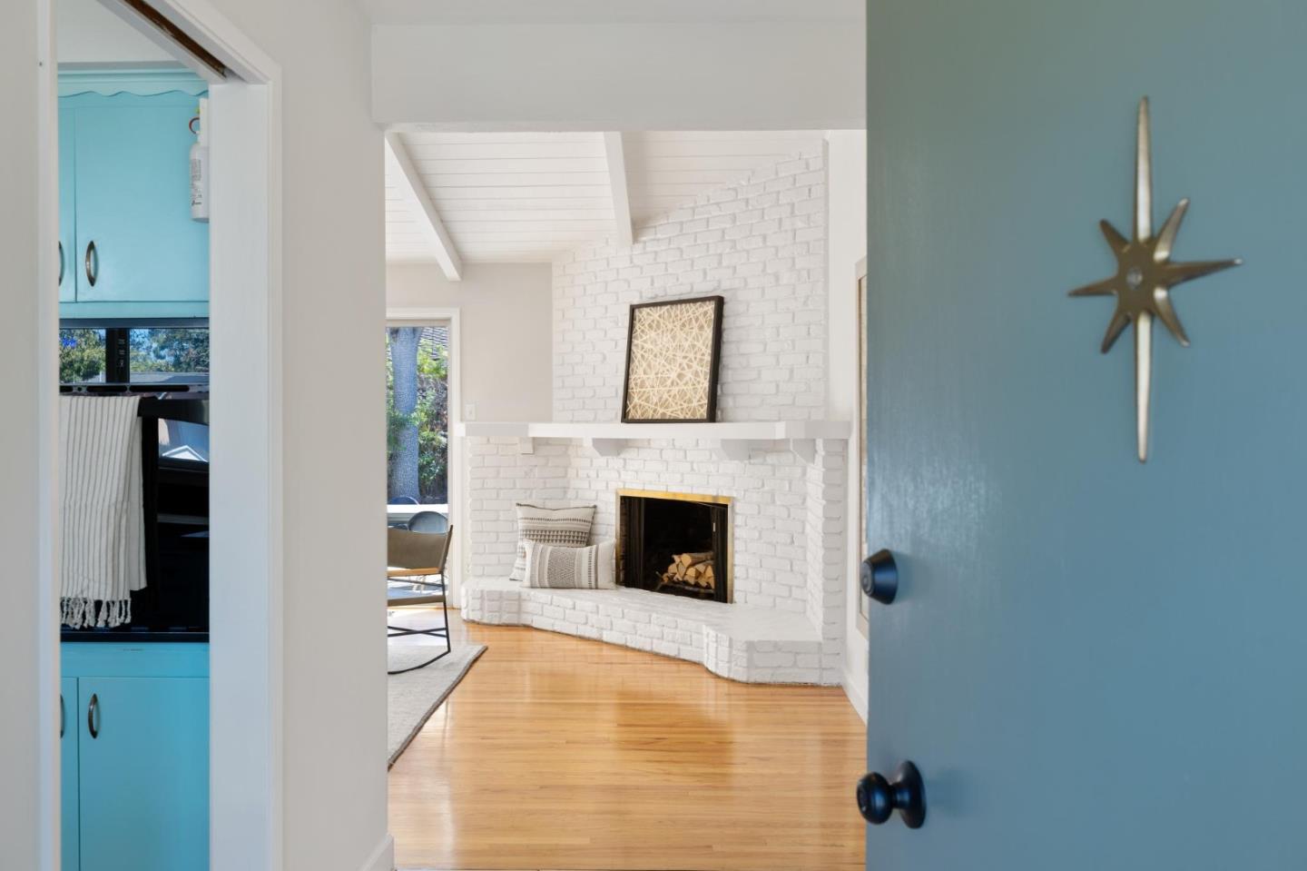 Detail Gallery Image 4 of 25 For 18836 Westview Dr, Saratoga,  CA 95070 - 4 Beds | 2/1 Baths