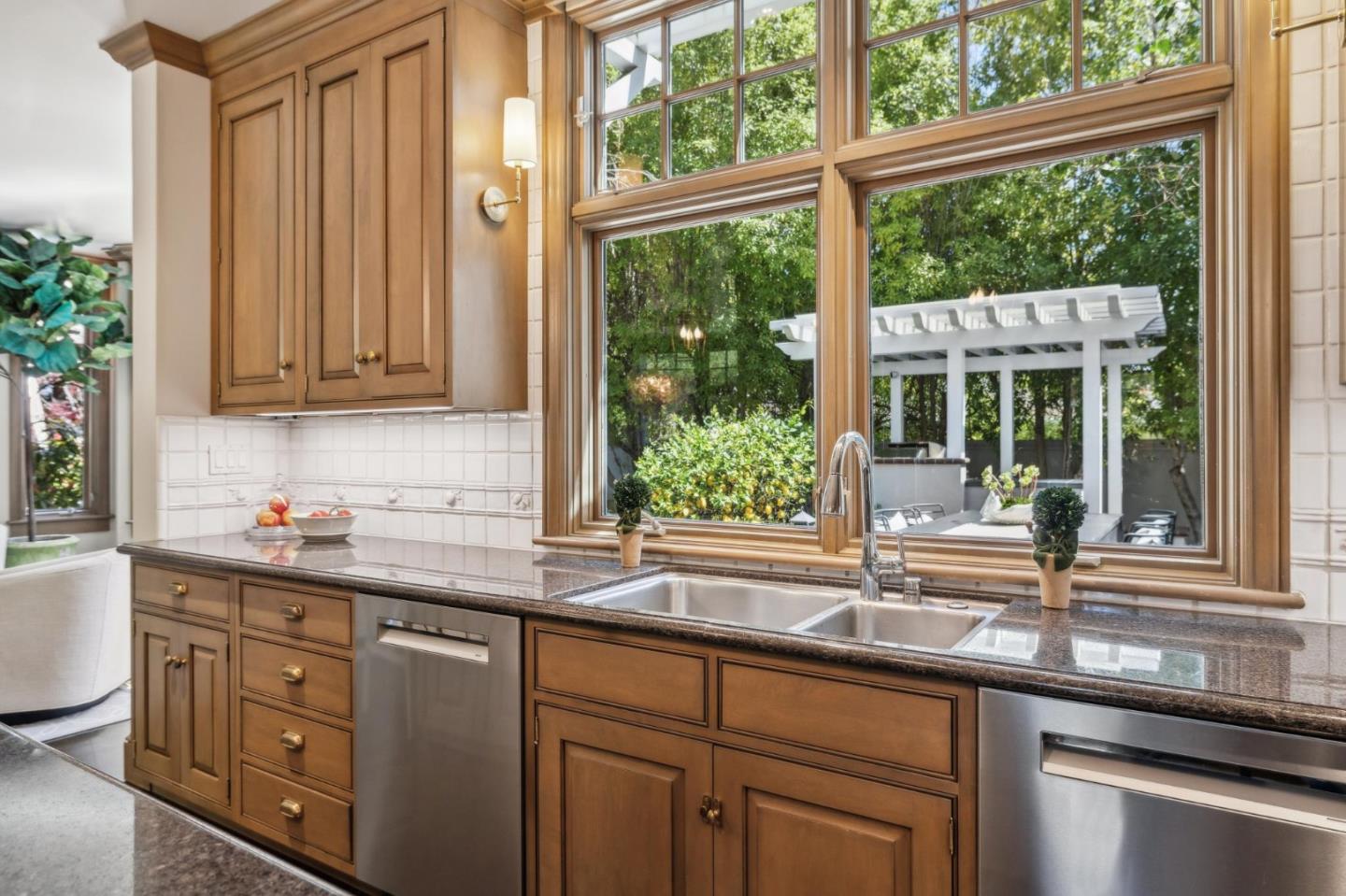 Detail Gallery Image 12 of 67 For 1585 Edgewood Dr, Palo Alto,  CA 94303 - 6 Beds | 6/1 Baths