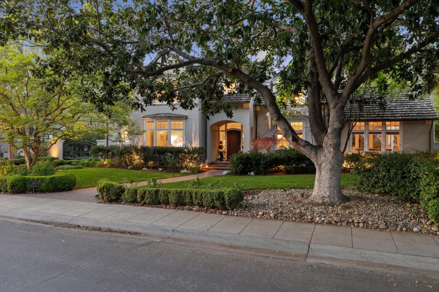 Detail Gallery Image 2 of 67 For 1585 Edgewood Dr, Palo Alto,  CA 94303 - 6 Beds | 6/1 Baths