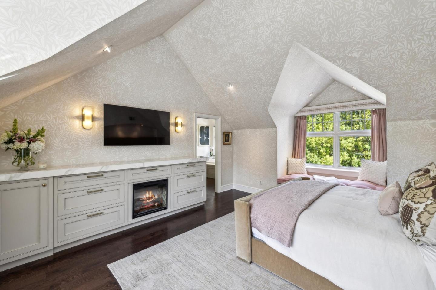 Detail Gallery Image 28 of 67 For 1585 Edgewood Dr, Palo Alto,  CA 94303 - 6 Beds | 6/1 Baths