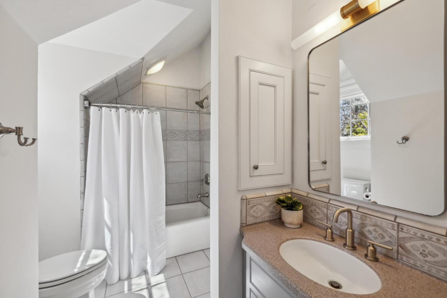 Detail Gallery Image 33 of 67 For 1585 Edgewood Dr, Palo Alto,  CA 94303 - 6 Beds | 6/1 Baths