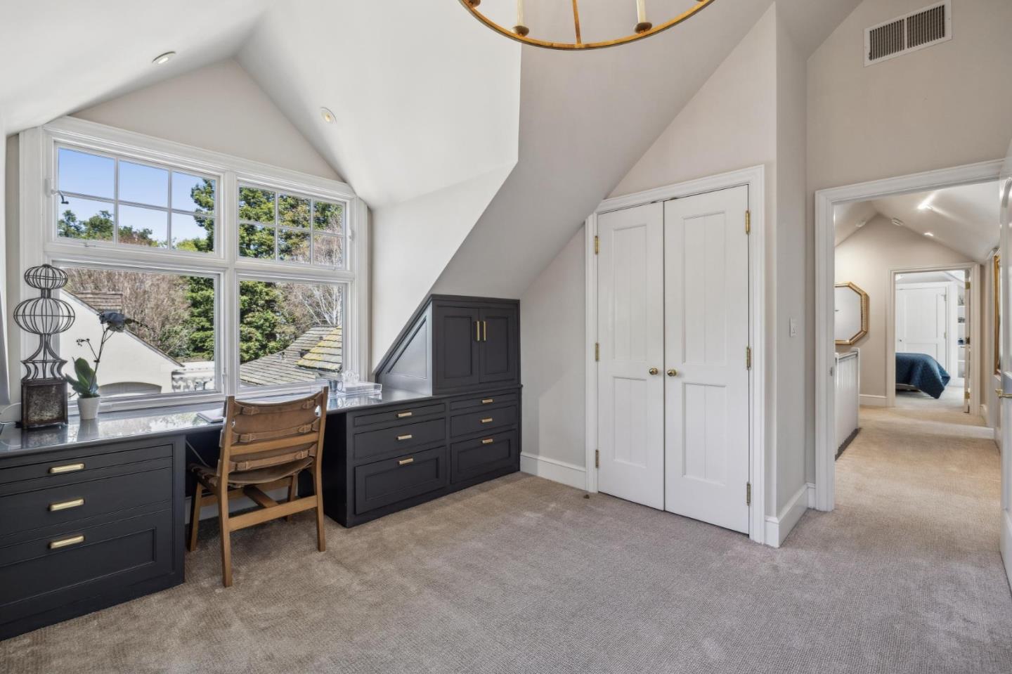 Detail Gallery Image 35 of 67 For 1585 Edgewood Dr, Palo Alto,  CA 94303 - 6 Beds | 6/1 Baths