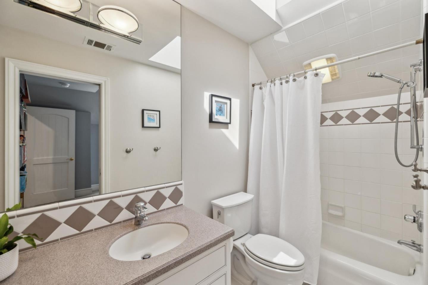 Detail Gallery Image 38 of 67 For 1585 Edgewood Dr, Palo Alto,  CA 94303 - 6 Beds | 6/1 Baths
