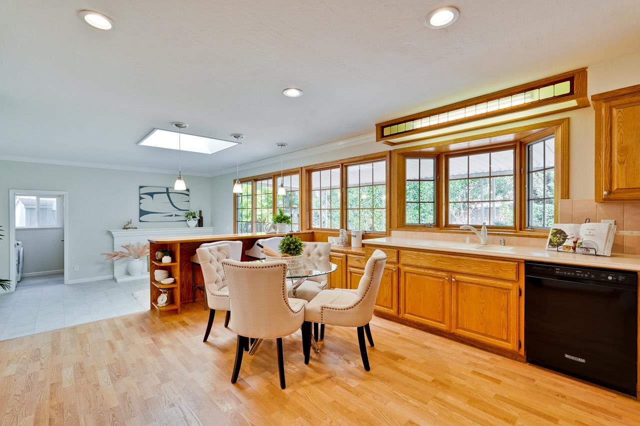 Detail Gallery Image 13 of 51 For 592 Torland Ct, Sunnyvale,  CA 94087 - 5 Beds | 3/1 Baths