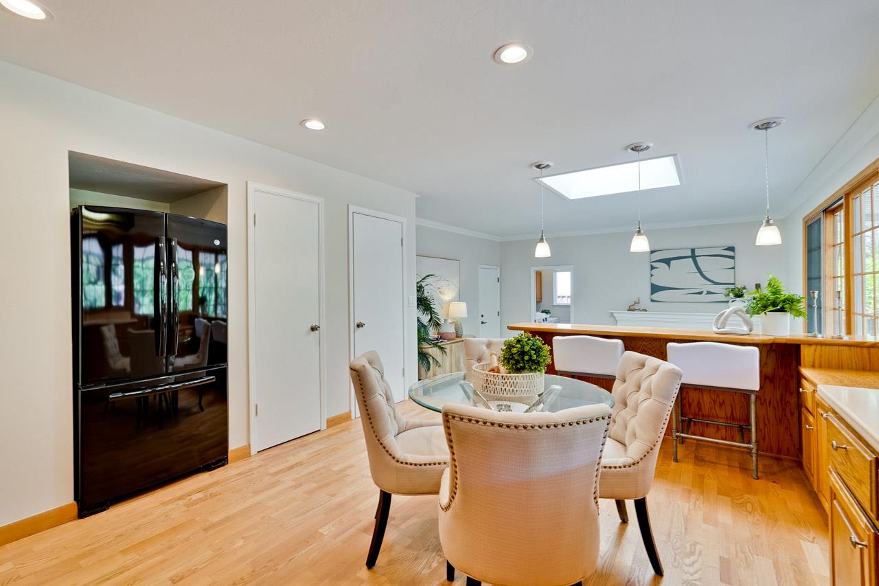 Detail Gallery Image 14 of 51 For 592 Torland Ct, Sunnyvale,  CA 94087 - 5 Beds | 3/1 Baths