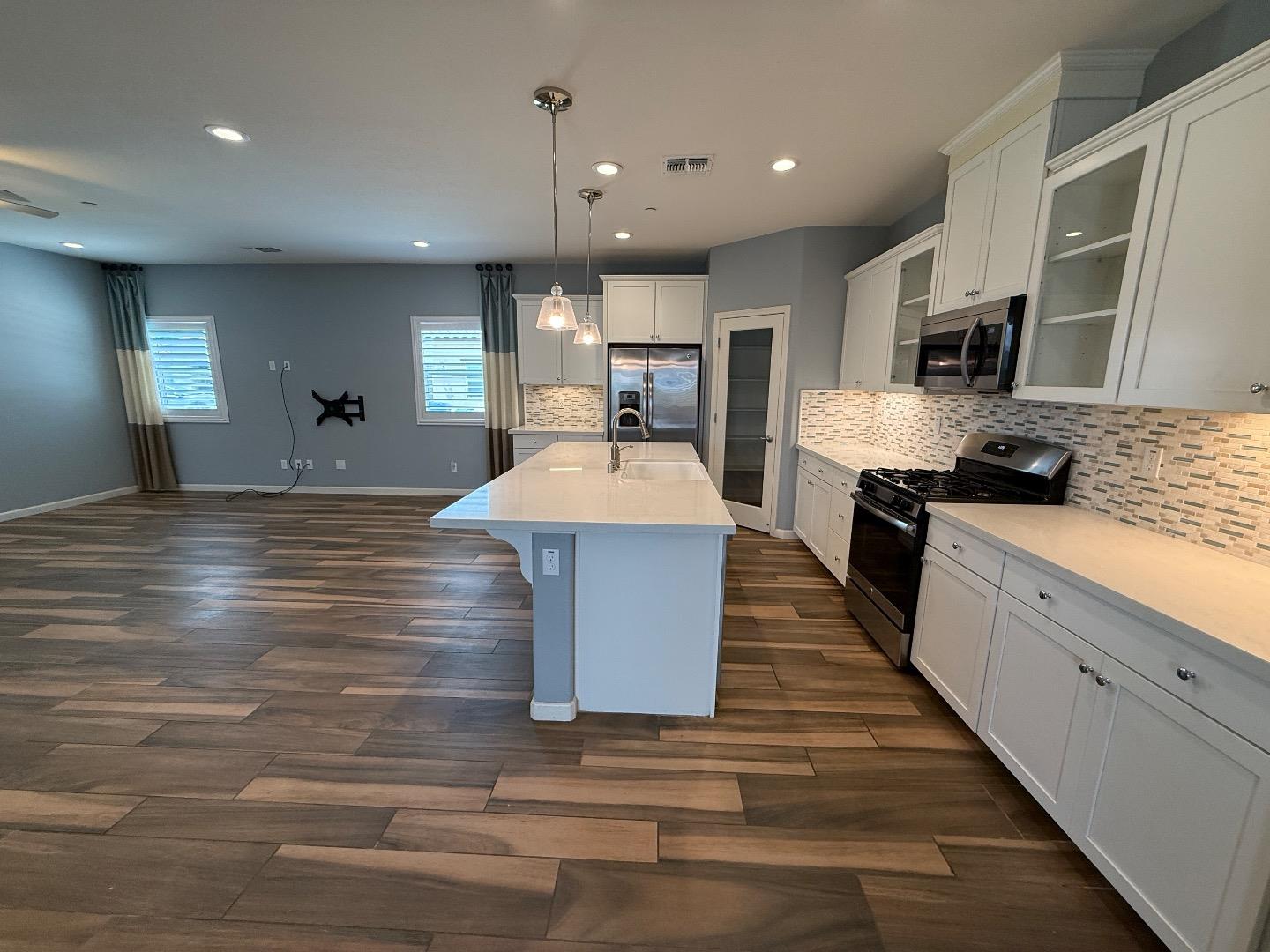 Detail Gallery Image 2 of 15 For 830 Auction St, Los Banos,  CA 93635 - 3 Beds | 2 Baths