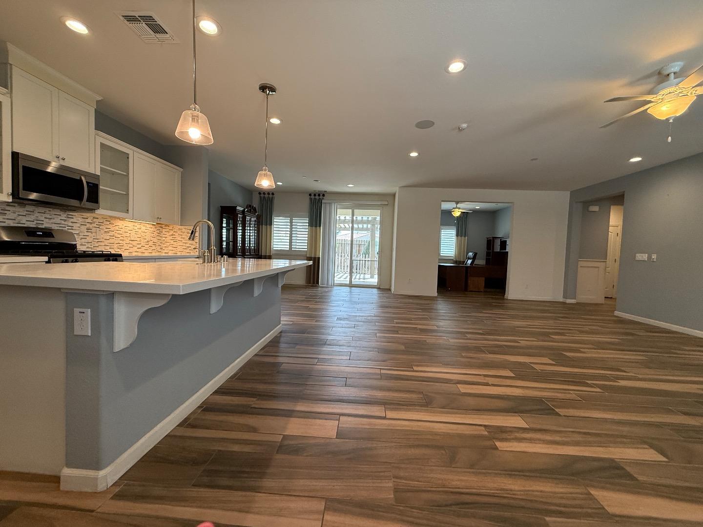 Detail Gallery Image 3 of 15 For 830 Auction St, Los Banos,  CA 93635 - 3 Beds | 2 Baths