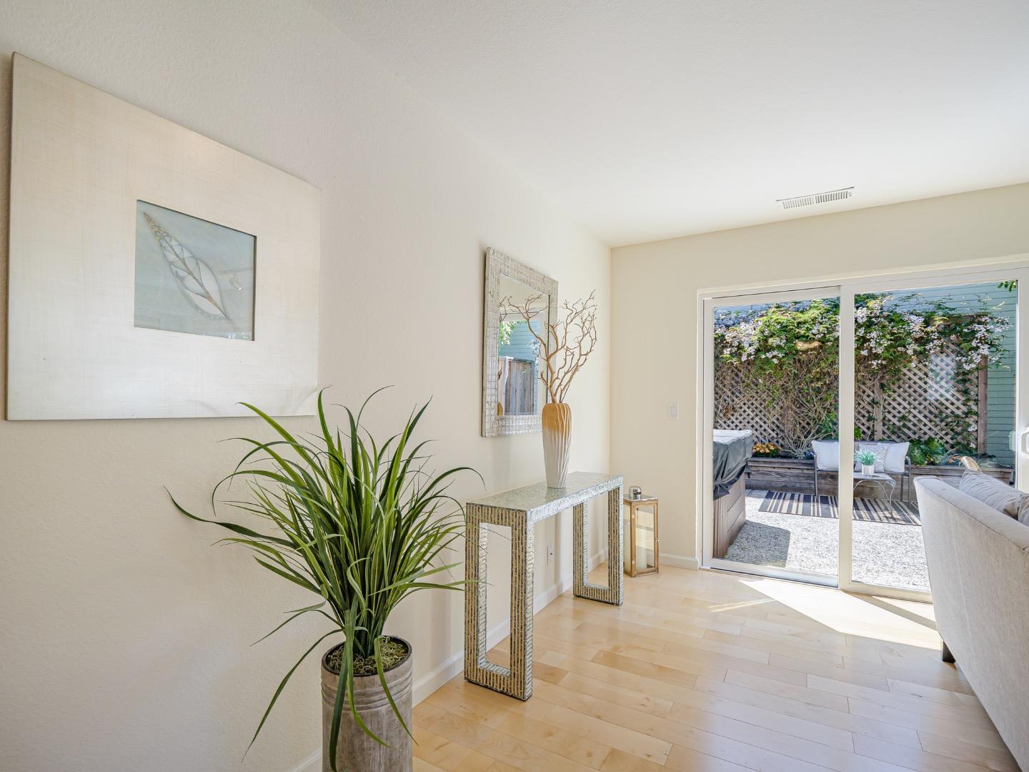 Detail Gallery Image 11 of 37 For 1331 Leila Ct, Santa Cruz,  CA 95062 - 3 Beds | 2 Baths