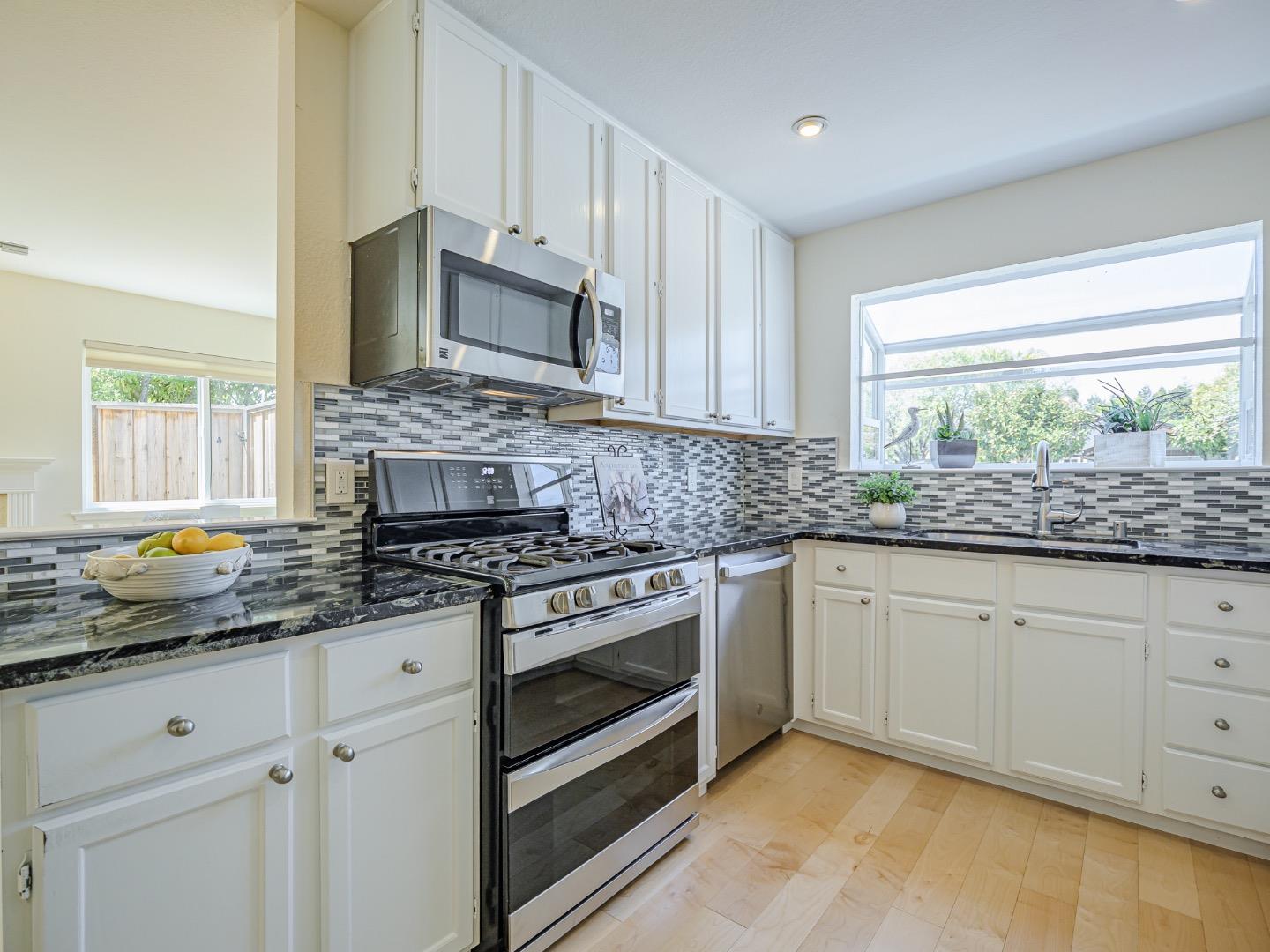 Detail Gallery Image 16 of 37 For 1331 Leila Ct, Santa Cruz,  CA 95062 - 3 Beds | 2 Baths