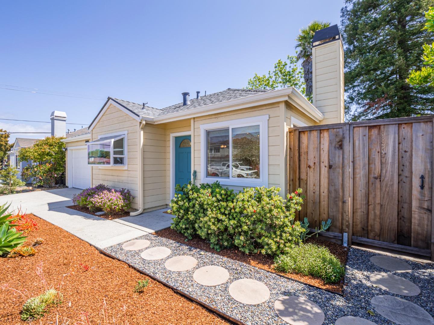 Detail Gallery Image 5 of 37 For 1331 Leila Ct, Santa Cruz,  CA 95062 - 3 Beds | 2 Baths