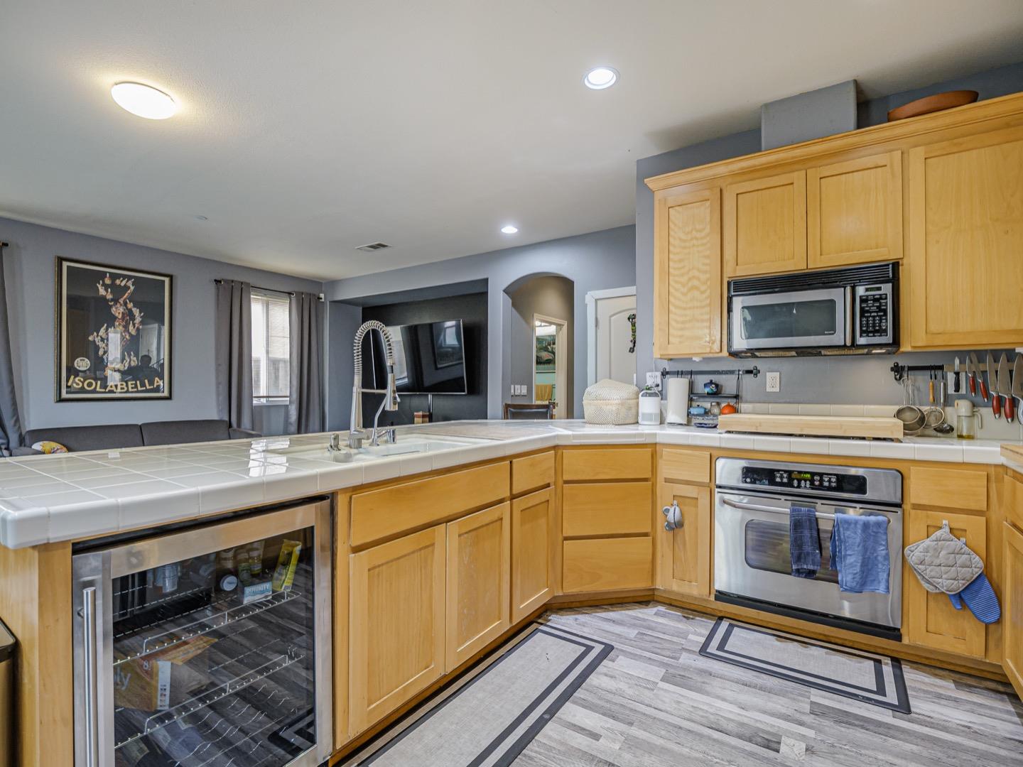 Detail Gallery Image 11 of 24 For 1110 Siena Way, Salinas,  CA 93905 - 4 Beds | 3/1 Baths