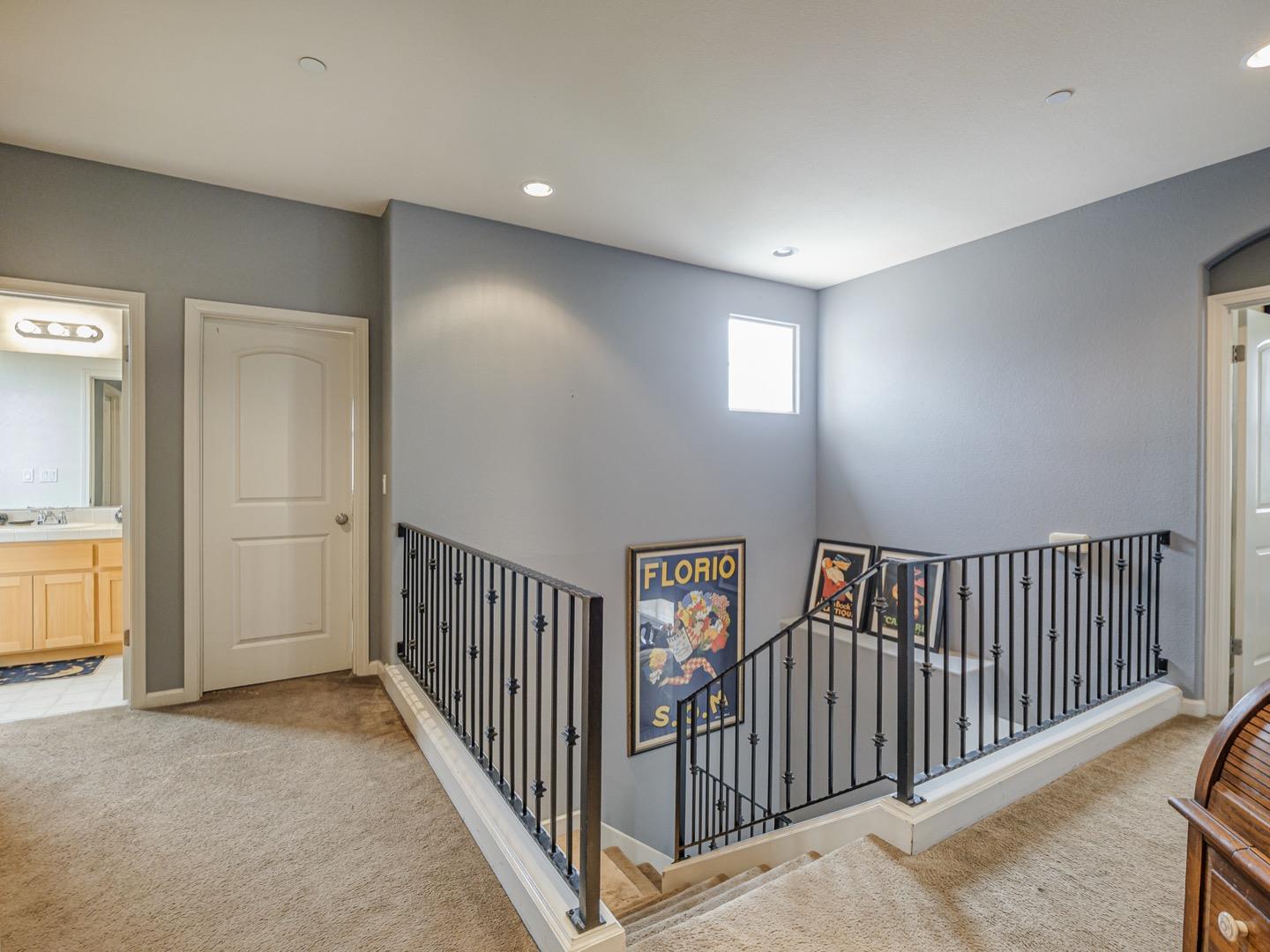 Detail Gallery Image 14 of 24 For 1110 Siena Way, Salinas,  CA 93905 - 4 Beds | 3/1 Baths