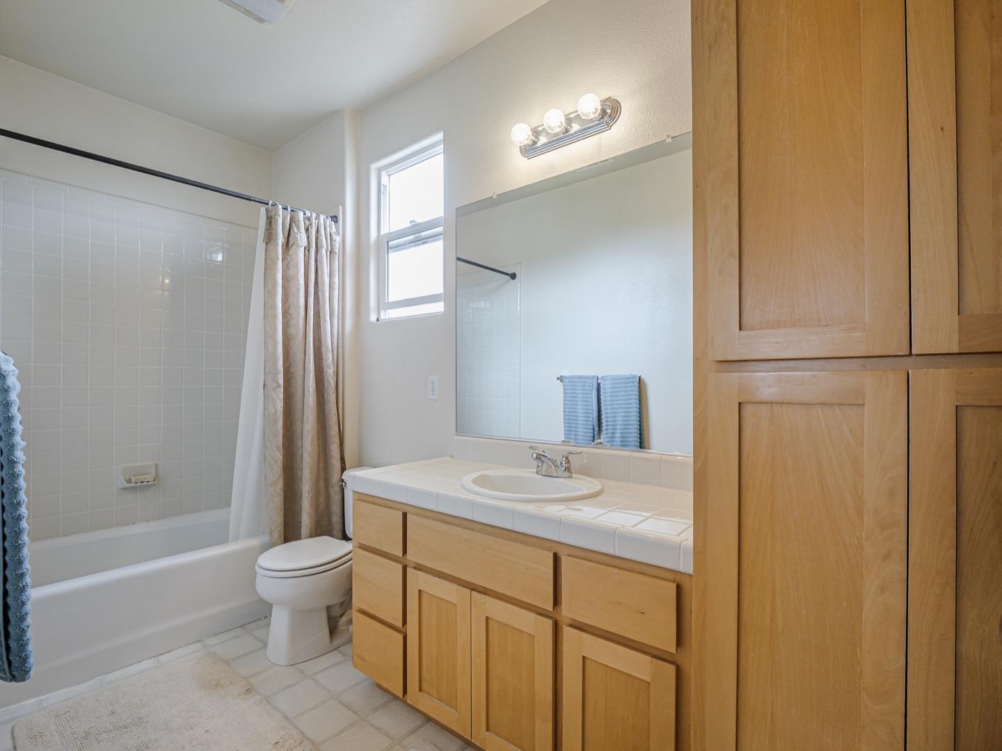 Detail Gallery Image 15 of 24 For 1110 Siena Way, Salinas,  CA 93905 - 4 Beds | 3/1 Baths