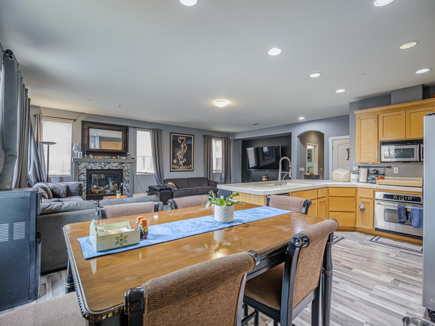 Detail Gallery Image 4 of 24 For 1110 Siena Way, Salinas,  CA 93905 - 4 Beds | 3/1 Baths