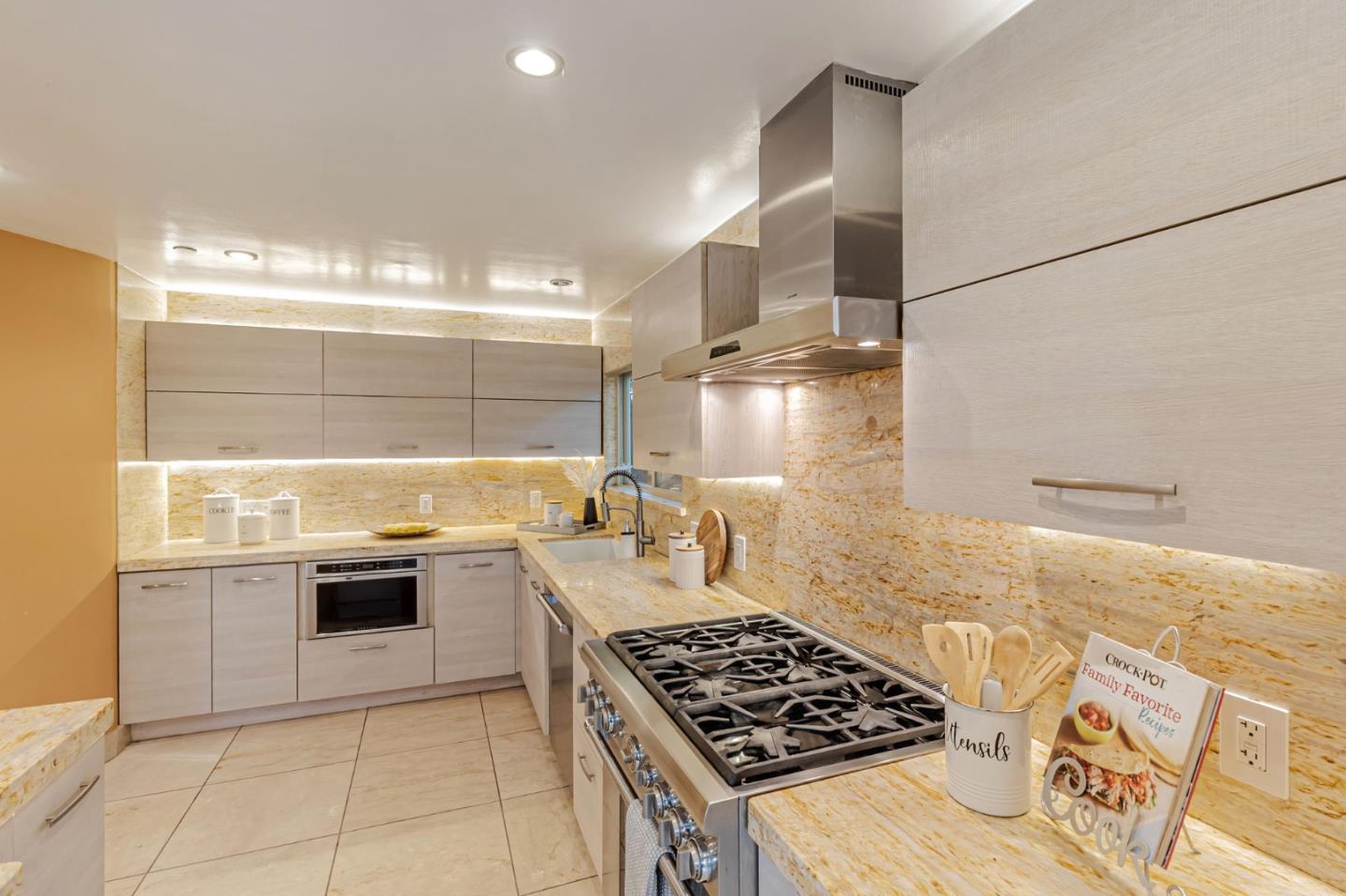 Detail Gallery Image 17 of 121 For 3119 Oak Knoll Dr, Redwood City,  CA 94062 - 8 Beds | 7 Baths